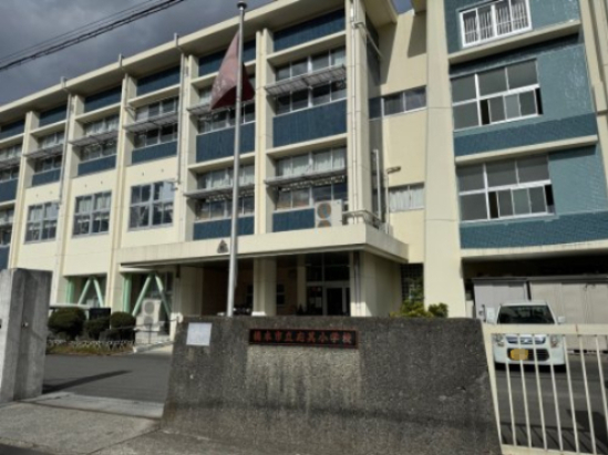 小学校　橋本市立応其小学校（小学校）まで405m
