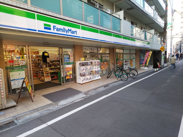 コンビニ　ファミリーマート椎名町駅南口店（コンビニ）まで108m