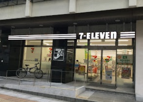 コンビニ　セブンーイレブン　神戸京町店（コンビニ）まで376m
