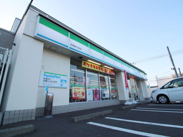 コンビニ　ファミリーマート（コンビニ）まで270m
