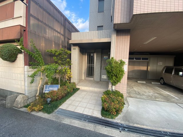 エントランス　落ち着いたエントランスです