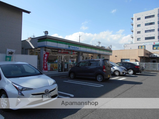 コンビニ　ファミリーマート（コンビニ）まで340m