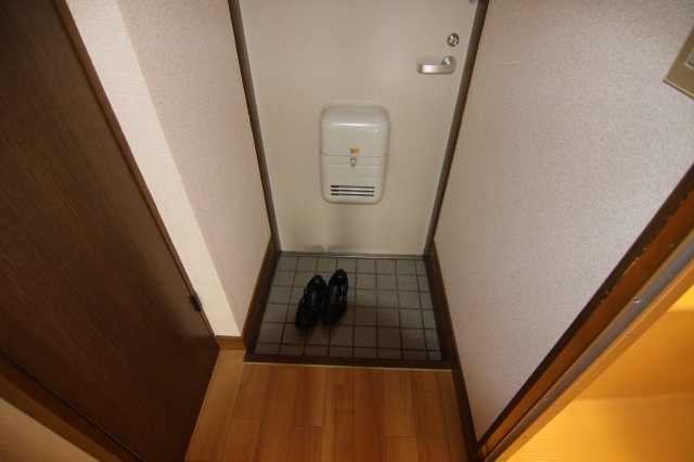 玄関　他のお部屋の参考写真となります。