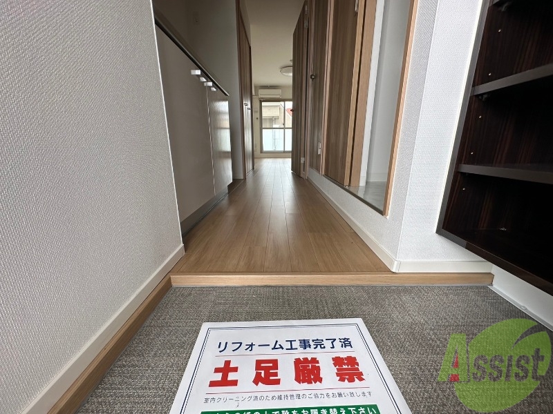 玄関　玄関から撮影しました。段差が低いのでつまづきにくいですね。