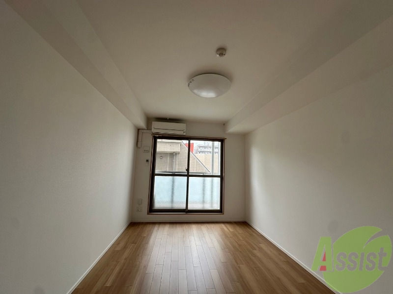 居室・リビング　７．６帖の洋室です。フローリングで落ち着いた感じのお部屋です