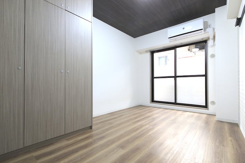 居室・リビング　中層階ですが、ウッド基調の落ち着いたお部屋です。
