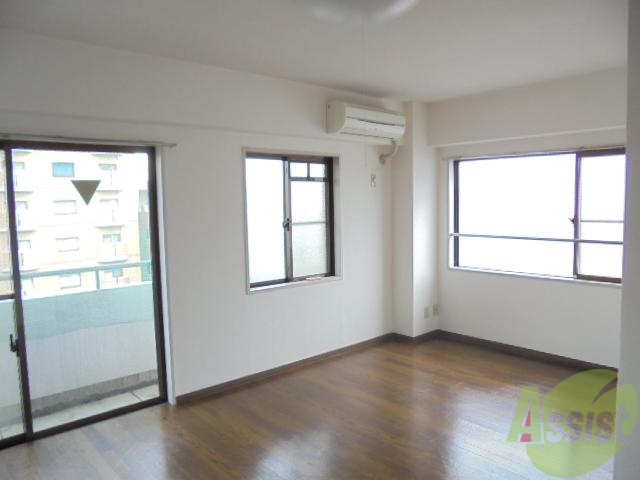 居室・リビング　こちらのお部屋でくつろいでくださいね。