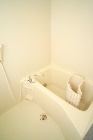 バス・シャワールーム　コンパクトで使いやすいお風呂です