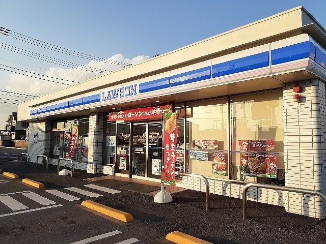 コンビニ　ローソン 成田５１号通店（コンビニ）まで400m