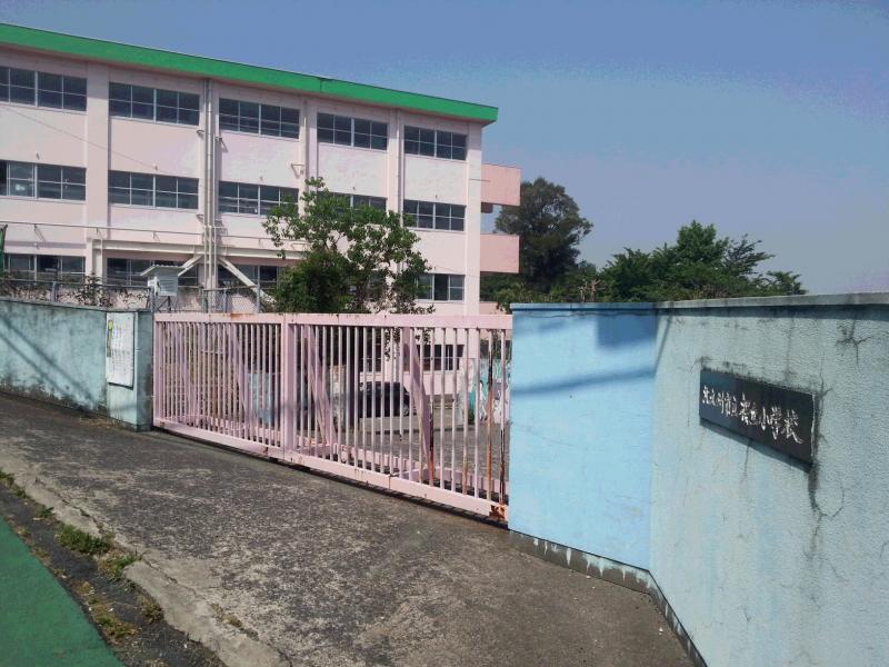 小学校　北九州市立桜丘小学校（小学校）まで558m