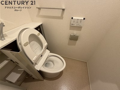 トイレ　温水洗浄便座付きのトイレです♪