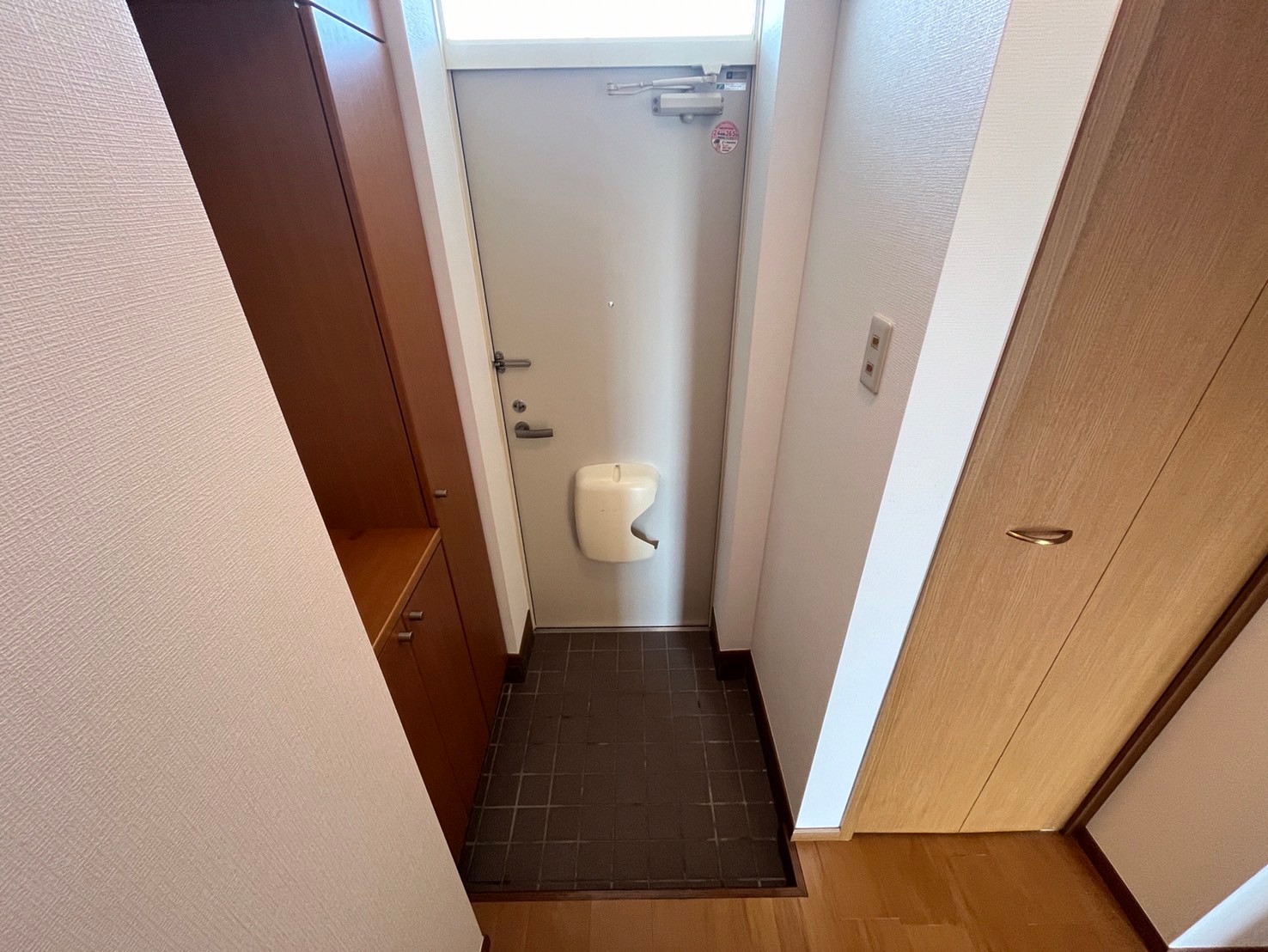 玄関　左右反転タイプ間取り・別部屋の写真です。