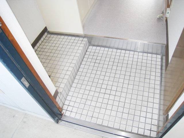 玄関　同物件別号室のものです。
