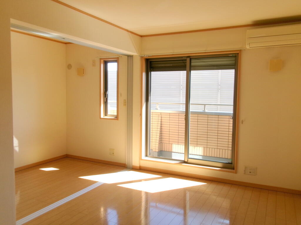 コンフォート市川の居間写真