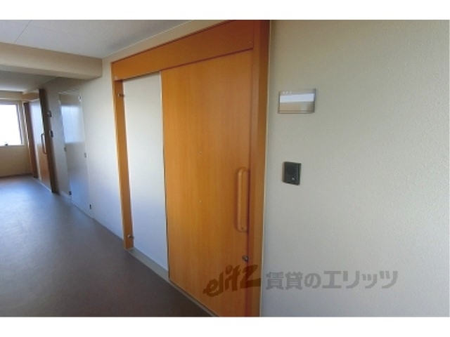 玄関　開けやすい引き戸タイプの玄関です
