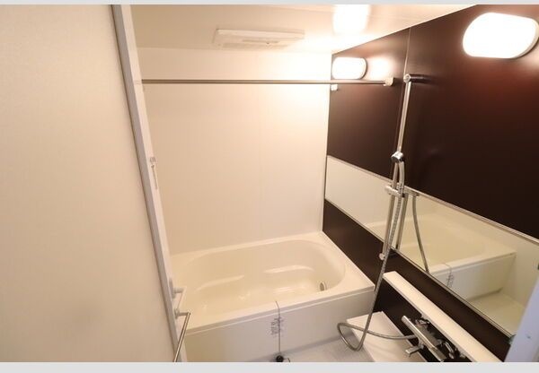 バス・シャワールーム　※写真は同じマンションの違う部屋のものになります。