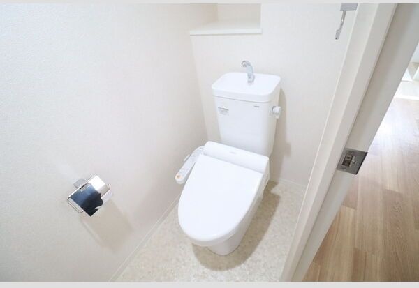トイレ　※写真は同じマンションの違う部屋のものになります。