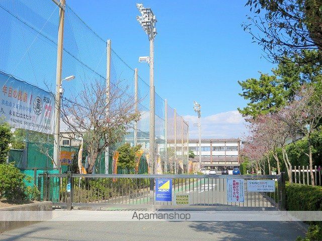 中学校　新津中学校（中学校）まで296m