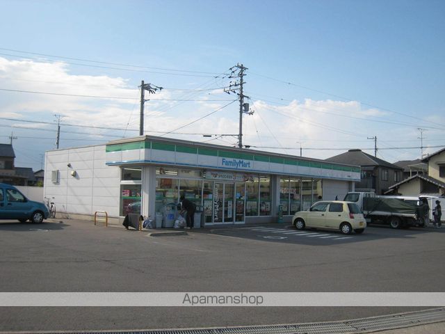 コンビニ　ファミリーマート（コンビニ）まで109m