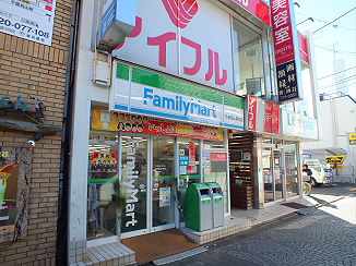 コンビニ　ファミリーマート（コンビニ）まで180m