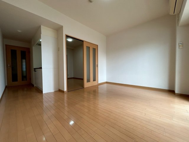 居室・リビング　※写真は９０６号室です