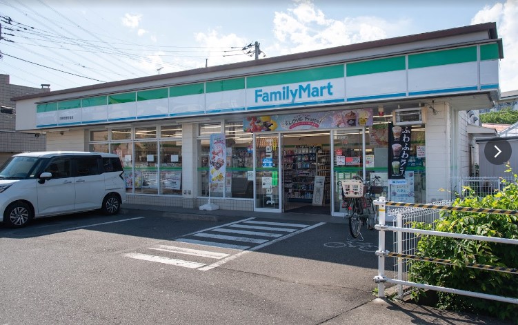 コンビニ　ファミリーマート 平山城址公園駅前店、〒191-0043 東（コンビニ）まで517m