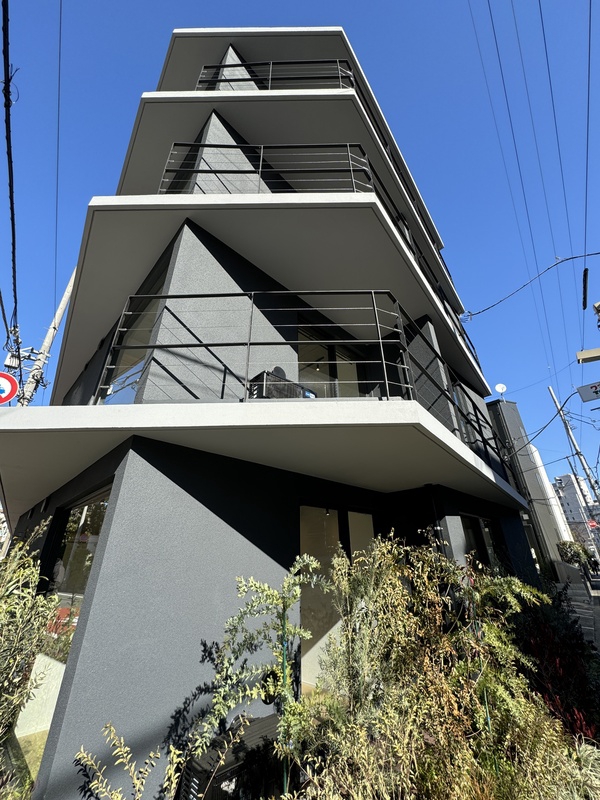 建物外観　直線的でスタイリッシュな外観