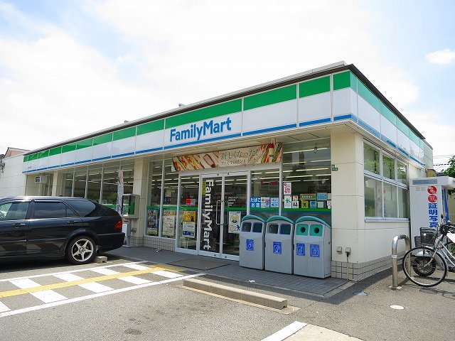 コンビニ　ファミリーマート　美園町店川西中央店（コンビニ）まで876m