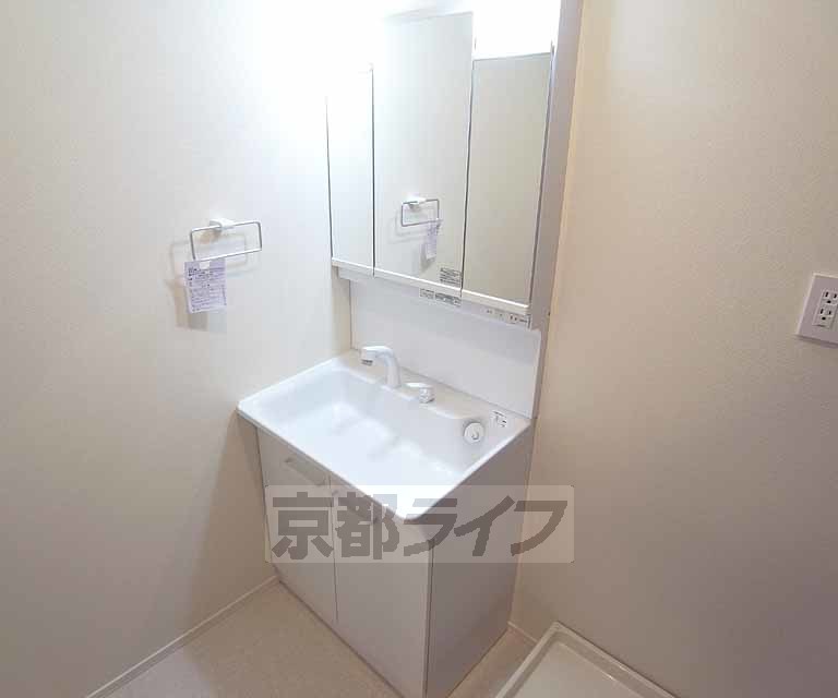 洗面設備　かなり広いサイズの洗面台です