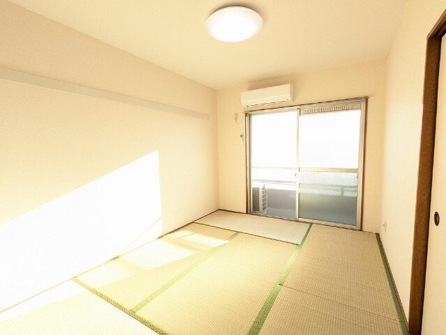 ハイツ フォーリストの居間写真