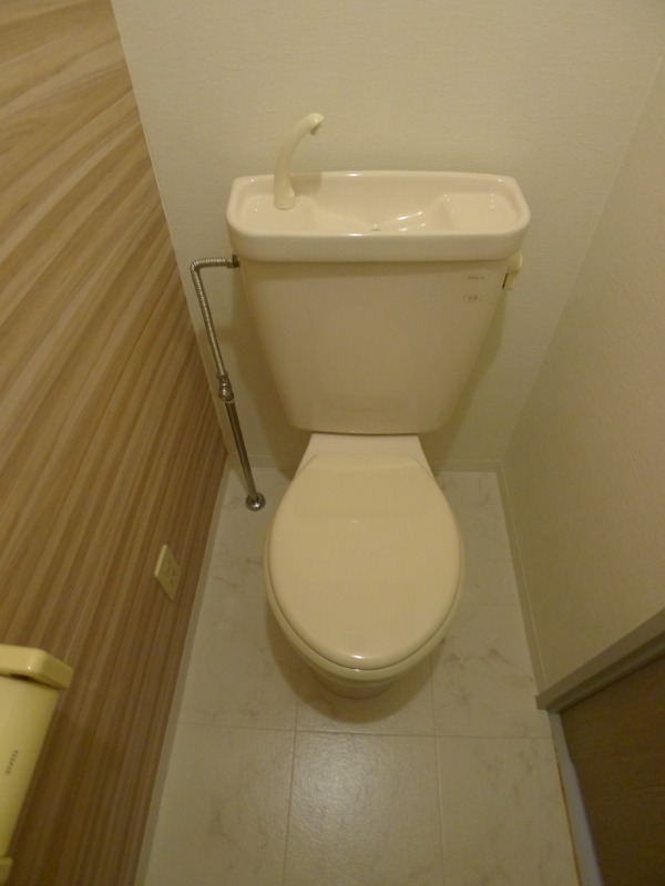 地下鉄名港線 六番町駅 徒歩10分 3階建 築29年のトイレ写真