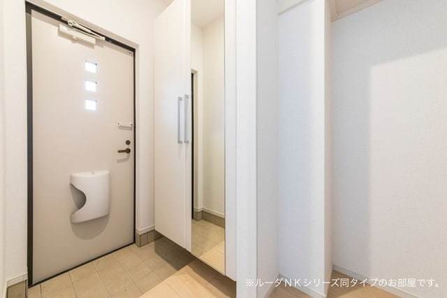 玄関　同一施工会社同一仕様写真