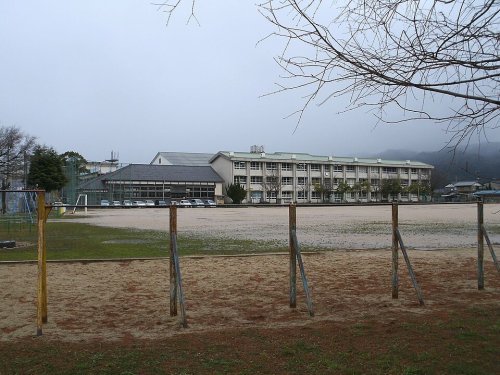 小学校　宮津市立吉津小学校（小学校）まで303m