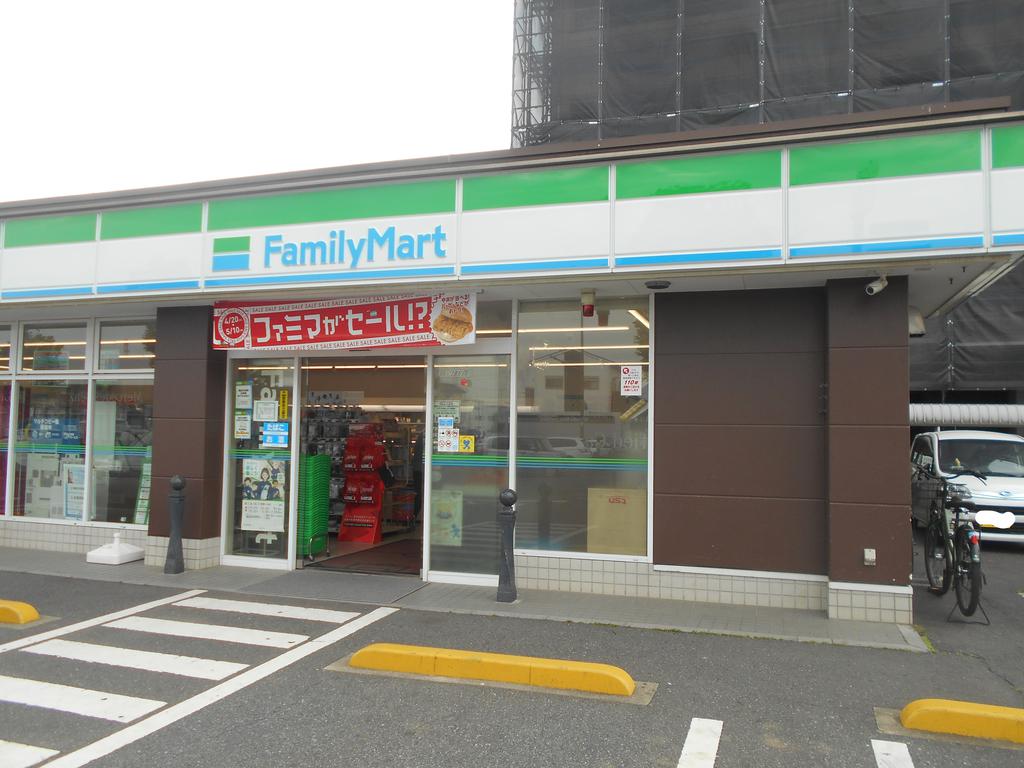 コンビニ　ファミリーマート浦和美園駅前店（コンビニ）まで742m