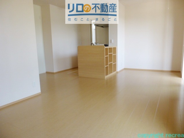 ヴィラソレアーダ中野 E棟の居間写真