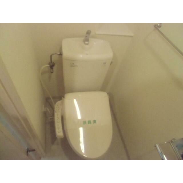 トイレ　温水洗浄便座。