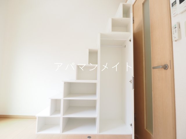 収納　階段下収納あります