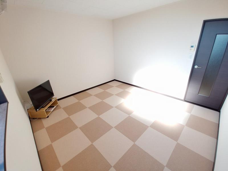 居室・リビング　居室：1階フローリング、2階カーペット