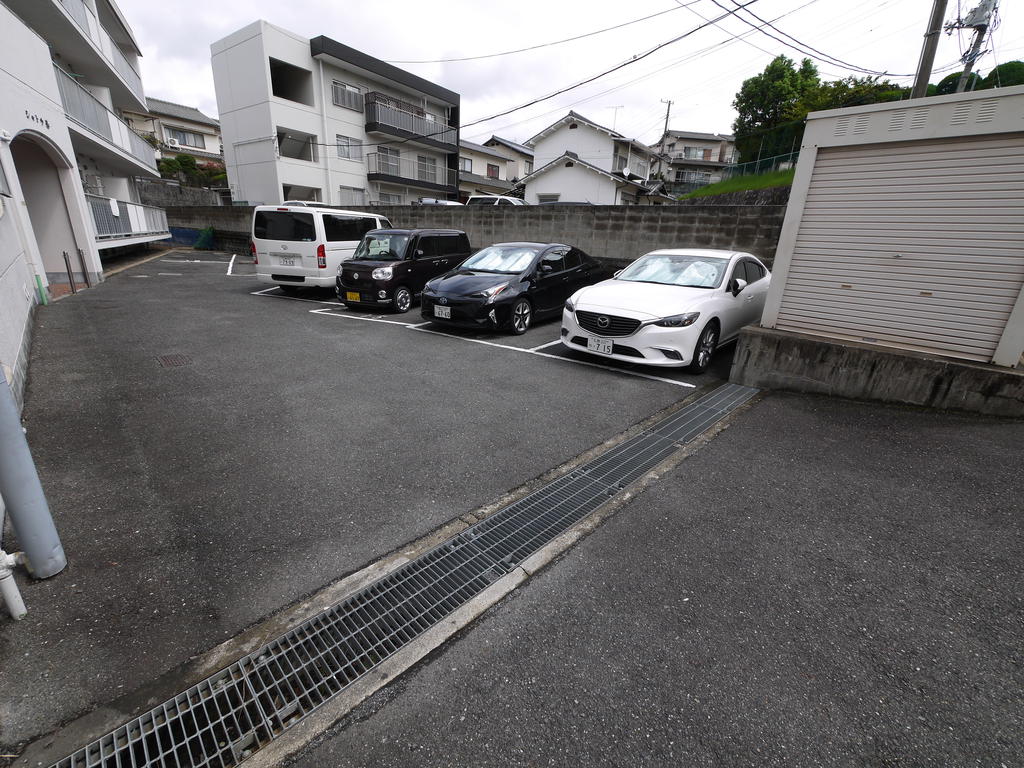 【シャトウ春の駐車場】