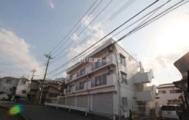 狭山市鵜ノ木のマンションの建物外観