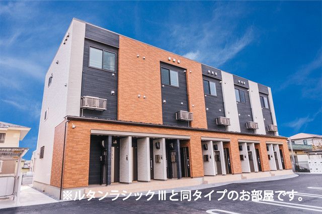 【小山市西城南のアパートの建物外観】