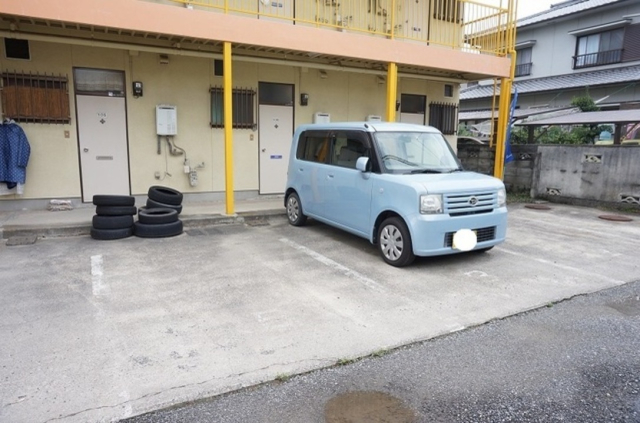 【松山市南斎院町のアパートの駐車場】