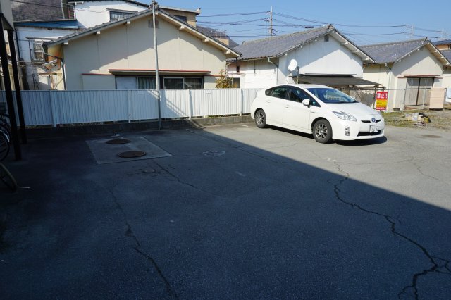 【ロイヤルハイツの駐車場】