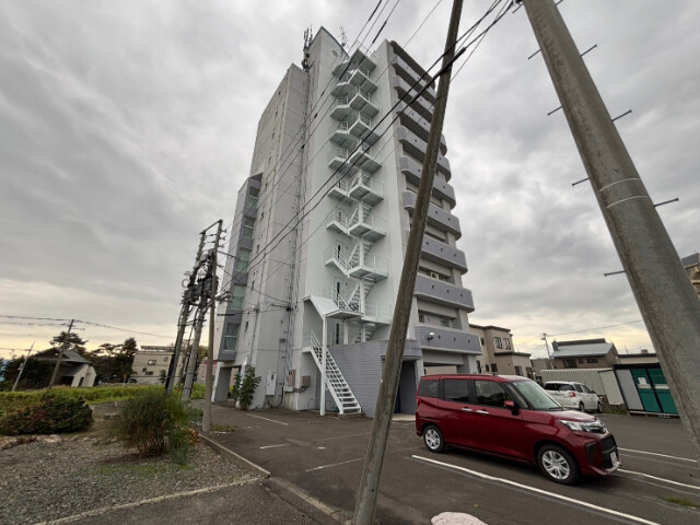 【石狩郡当別町園生のマンションの建物外観】