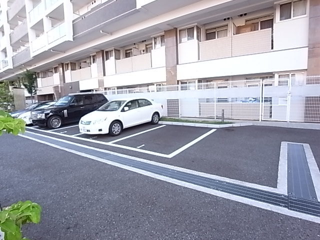 【セレニテ甲子園Iの駐車場】