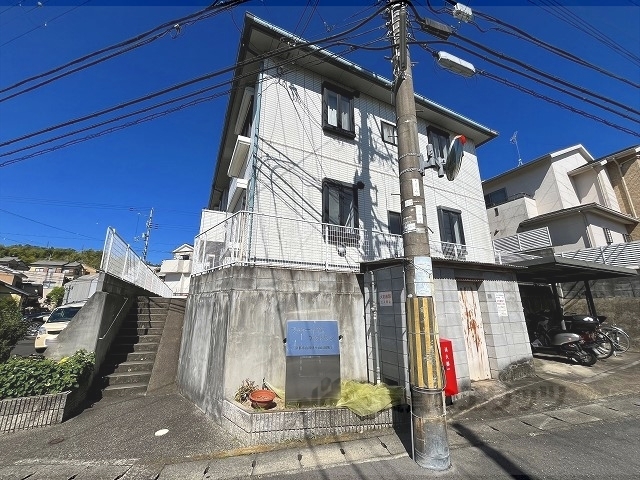 【京都市山科区小山谷田町のアパートの建物外観】