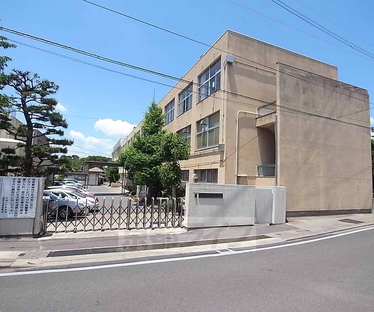 【城陽市平川のアパートの小学校】