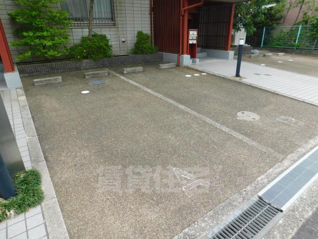 【豊中市春日町のマンションの駐車場】