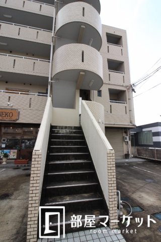 【豊田市陣中町のマンションのエントランス】