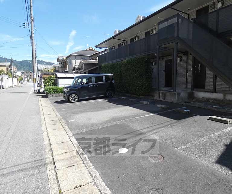 【京都市左京区松ケ崎芝本町のアパートの駐車場】